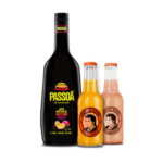 פסואה (Passoã) הוא ליקר פסיפלורה אקזוטי וססגוני, שמביא לבקבוק אחד את כל הרעננות, הארומה והמתיקות הטרופית של פרי התשוקה. מדובר בליקר קליל, מלא צבע ואופי, שמתפוצץ בטעמי פרי עסיסיים וניחוחות פירותיים שגורמים לכל לגימה להרגיש כמו בריחה לחופשה אקזוטית. ליקר פסואה פסיפלורה הוא שילוב מושלם בין מתיקות מרעננת לחמיצות עדינה, עם מרקם חלק שמחליק על החיך ומשאיר אחריו סיומת פירותית נעימה. אידיאלי לערבוב בקוקטיילים טרופיים, לשדרוג מנות אחרונות או פשוט להגשה נקייה עם קרח – פסואה הוא מרכיב בלתי נפרד בכל בר ביתי או מקצועי. מעבר לטעם המעולה שלו, Passoã הפך לאחד הליקרים הפופולריים ביותר בקרב חובבי קוקטיילים בעולם, בזכות צבעו האדום-ורדרד המהפנט והיכולת שלו להשתלב באופן טבעי במגוון רחב של משקאות.