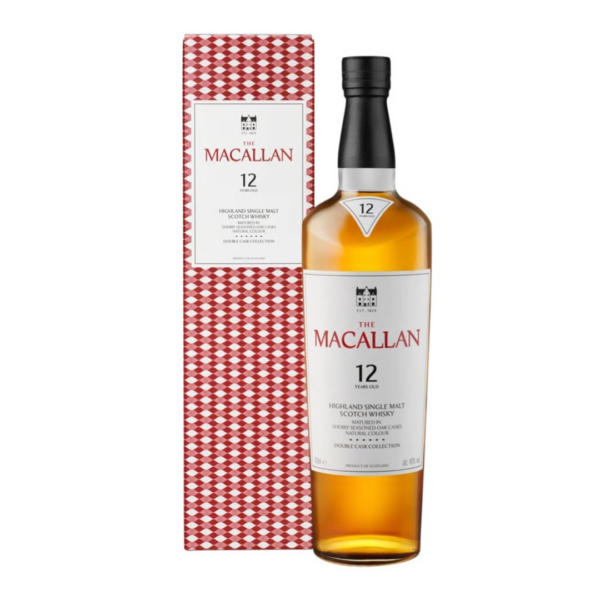 המקאלן 12 שנה דאבל קאסק (The Macallan 12 Years Double Cask) הוא אחד מהוויסקים הסקוטיים המזוהים ביותר עם עולם הפרימיום. מדובר ב־סינגל מאלט סקוטי קלאסי מסדרת הדאבל קאסק היוקרתית, המתיישן במשך 12 שנה בחביות עץ אלון אמריקאי ואירופי שטופלו בשרי אולורוסו. השילוב הזה יוצר וויסקי עשיר, מאוזן ורך עם עומק טעמים שאין דומה לו. ל־The Macallan 12 Double Cask צבע זהוב־ענבר עמוק וניחוחות של דבש, וניל, טופי ופירות הדר מסוכרים. בטעם מורגשת מתיקות טבעית של פירות יבשים, שוקולד חלב וקרמל, עם נגיעות עדינות של תיבול עץ אלון אירופי. הסיומת ארוכה, חמימה ואלגנטית, ומשאירה בפה תחושת רכות יוקרתית שמזוהה עם המותג מקאלן כבר דורות. הוויסקי הזה מתאים במיוחד לשתייה נקייה או עם קוביית קרח, ומהווה בחירה מושלמת עבור כל מי שמעריך וויסקי סקוטי איכותי, סינגל מאלט פרימיום אמיתי ומותג מקאלן האגדי.
