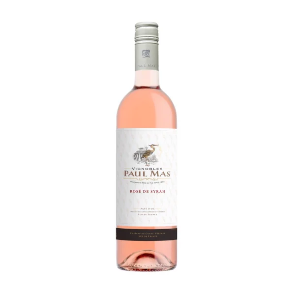 יין פול מאס רוזה סירה (Paul Mas Syrah Rosé) הוא יין ורוד אלגנטי ומלא חיים המגיע מכרמי יקב פול מאס באזור הלאנגדוק שבדרום צרפת. יקב זה, שנחשב לאחד המובילים והמעוטרים באזור, מפיק כאן רוזה מודרני המנצל את העוצמה של ענבי הסירה ליצירת יין מאוזן, פירותי ומרענן להפליא. היין מתאפיין בגוון ורוד דובדבן בהיר וזוהר. באף עולות ארומות עשירות של פירות יער אדומים טריים, כמו תות שדה ופטל, לצד נגיעות של פרחי שדה ותבלין מעודן האופייני לזן הסירה. בחיך מתקבל יין בעל גוף בינוני, מרקם עגול וחמיצות פריכה ומאוזנת שמעניקה תחושת רעננות מתפרצת. הסיומת נקייה, פירותית ומהנה מאוד. זהו יין ורסטילי במיוחד שמתאים לאירוח, לפיקניקים בחוץ או לליווי מנות מהמטבח הים-תיכוני.