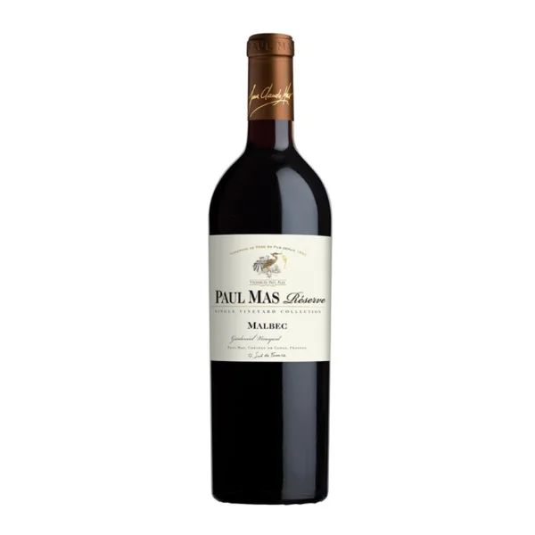 יין פול מאס רזרב מלבק (Paul Mas Réserve Malbec) הוא יין אדום עוצמתי ומרשים, המדגיש את היכולת של אזור הלאנגדוק בדרום צרפת להפיק יינות זניים ברמה הגבוהה ביותר. סדרת ה-Réserve מתאפיינת בבחירה קפדנית של ענבים מחלקות כרם מובחרות ושימוש מושכל ביישון בחביות עץ אלון, מה שמעניק למלבק הצרפתי מבנה אלגנטי ומורכבות רבה. היין מתאפיין בגוון סגול עמוק, כמעט שחור, האופייני לזן. באף עולה בוקה עשיר ומפתה של פירות יער כהים, שזיפים בשלים וסיגליות, המשתלבים עם נגיעות של שוקולד מריר, ליקריץ ותבליני קלייה עדינים מהחבית. בחיך מתקבל יין בעל גוף מלא, מרקם קטיפתי וטאנינים מוצקים אך מאוזנים להפליא. הסיומת ארוכה, פירותית ויוקרתית, עם רמזים של פולי קפה ווניל.