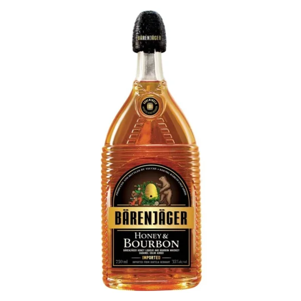 ליקר ברינג'ר דבש ברבן (Bärenjäger Honey & Bourbon) הוא שילוב פרימיום יוצא דופן המפגיש בין שתי מסורות ארוכות שנים: ליקר הדבש הגרמני המפורסם (המתכון המקורי מהמאה ה-18) לבין וויסקי ברבן אמריקאי איכותי מקנטקי. זהו משקה שנוצר עבור אלו שמחפשים את המתיקות הטבעית והמוכרת של ברינג'ר, אך עם עומק, אופי וסיומת מעושנת מעט שרק ברבן אמיתי יודע להעניק. הליקר מיוצר ממרכיבים טבעיים בלבד, תוך שימוש בדבש דבורים טהור שנבחר בקפידה. הברבן מוסיף למשוואה רובד של מורכבות עם טעמי אלון קלוי ווניל, המאזנים את המתיקות העשירה של הדבש. התוצאה היא משקה בעל גוף מלא, מרקם קטיפתי וחלק להפליא, שמציע חווית שתייה חמה ומלטפת.