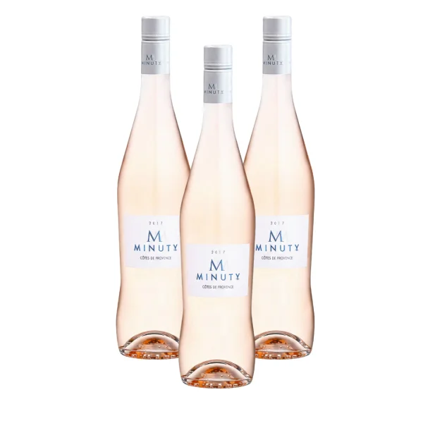 שאטו מינוטי רוזה - Château Minuty M Rose יין שאטו מינוטי רוזה (Château Minuty M Rose) הוא אחד מיינות הרוזה המפורסמים והנחשקים ביותר בעולם, המגיע מלב אזור פרובנס (Provence) שבצרפת. יקב שאטו מינוטי ידוע בזכות הסטנדרטים הגבוהים וההקפדה על איכות הענבים, הגדלים בכרמים המשקיפים על מפרץ סן טרופה. ה-Chateau Minuty M מיוצר משילוב זנים קלאסי של גרנאש, סינסו וטבורן, המעניקים לו את הצבע הוורוד-בהיר והצלול המזוהה איתו כל כך. זהו יין המייצג את סגנון החיים של הריביירה הצרפתית – הוא קליל, רענן ואלגנטי להפליא. בזכות העיצוב הייחודי של הבקבוק והאיזון המדויק של טעמיו, הוא הפך לבחירה המועדפת לאירוח יוקרתי, למסיבות קיץ תחת כיפת השמיים או לצד ארוחות ים-תיכוניות קלילות. זהו יין רוזה פרימיום המציע חוויית שתייה מרעננת ומתוחכמת בכל כוס.