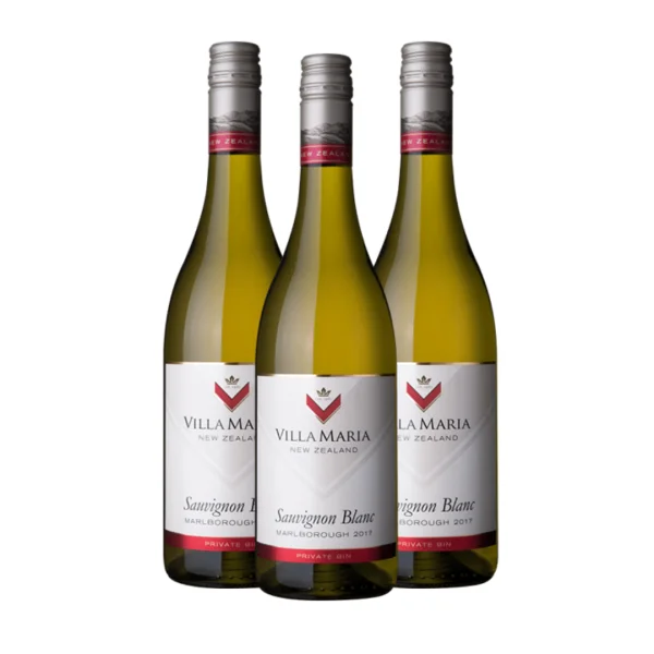 וילה מריה סוביניון בלאן - Villa Maria Private Bin Sauvignon Blanc וילה מריה סוביניון בלאן (Villa Maria Sauvignon Blanc) הוא אחד היינות הלבנים המוכרים והמוערכים ביותר בעולם, המגיע מאזור מרלבורו (Marlborough) המפורסם בניו זילנד. יקב וילה מריה, הנחשב לאחד היקבים המעוטרים והמובילים במדינה, מציג כאן יין שמייצג נאמנה את הטרואר הייחודי של האזור. היין מופק מענבים שנבחרו מכרמים בעמקי ה-Wairau וה-Awatere, שילוב המעניק ליין את האיזון המדויק בין רעננות מתפרצת לבין מורכבות פירותית עשירה. ה-Villa Maria Private Bin ידוע בסגנון ה"עולם החדש" המובהק שלו – הוא תוסס, עוצמתי ובעל נוכחות שאי אפשר להתעלם ממנה. זהו יין לבן ורסטילי במיוחד, המהווה בחירה מצוינת לאירוח קליל, לפיקניקים תחת כיפת השמיים או לצד מנות דגים וירקות ירוקים. בזכות החומציות המרעננת והאופי הפירותי שלו, הוא נחשב לסטנדרט איכות עבור חובבי יין לבן בכל רחבי הגלובוס.
