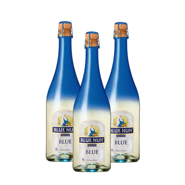 בלו נאן מבעבע בלו - Blue Nun 24K Gold Edition Blue יין בלו נאן מבעבע בלו (Blue Nun 24K Gold Edition Blue) הוא יין מבעבע ייחודי ומרהיב המגיע מאחד ממותגי היין המוכרים והאהובים בעולם. היין מתאפיין בצבע כחול מהפנט וזוהר, המעניק לו נוכחות יוצאת דופן בכל אירוע וחגיגה. ה-Blue Nun Blue מיוצר משילוב של ענבים איכותיים שנבחרו בקפידה, ועובר תהליך תסיסה מבוקר המעניק לו את הבעבוע העדין והמרענן שלו. זהו משקה שנועד להוסיף צבע וסטייל לכל רגע מיוחד. מעבר למראה המרהיב שלו, היין מציע חוויית שתייה קלילה, פירותית ונגישה מאוד, מה שהופך אותו לבחירה פופולרית במיוחד למסיבות, אירועים חגיגיים, חתונות או כמתנה מקורית ומפתיעה. בזכות האיזון המדויק בין המתיקות המעודנת לרעננות התוססת, הוא נחשב לאחד היינות המבעבעים המבוקשים ביותר עבור מי שמחפש שילוב בין אסתטיקה לאיכות.