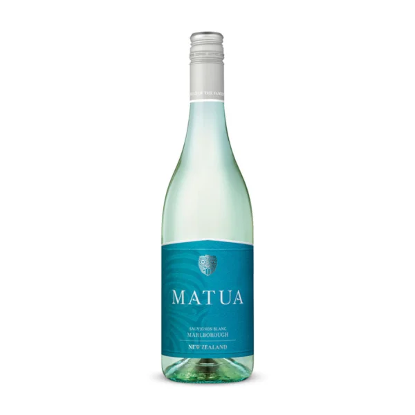מטואה סוביניון בלאן - Matua Sauvignon Blanc יין מטואה סוביניון בלאן (Matua Sauvignon Blanc) הוא יין לבן תוסס ורענן המגיע מאזור מרלבורו (Marlborough) המפורסם בניו זילנד. יקב מטואה נחשב לחלוץ בתחומו, שכן הוא היה הראשון לטעת ענבי סוביניון בלאן בניו זילנד בשנת 1974, ומאז הפך לשם דבר בעולם היין בזכות סגנונו המובהק והקריספי. היין מופק מענבים איכותיים הגדלים באקלים הקר של האי הדרומי, מה שמעניק לו את החומציות המרעננת והאופי הפירותי המתפרץ המזוהה איתו בכל רחבי העולם. ה-Matua Sauvignon Blanc הוא הביטוי המושלם ליין "עולם חדש" – הוא אנרגטי, פירותי ובעל ניחוחות משכרים. זהו יין ורסטילי להפליא המהווה בחירה אידיאלית לאירוח קליל, לפיקניקים בטבע, או לצד מנות דגים, מאכלי ים וסלטים רעננים. בזכות האיזון המדויק שלו, הוא מעניק חוויית שתייה מהנה ומרעננת במיוחד, המותאמת באופן מושלם לאקלים הישראלי.