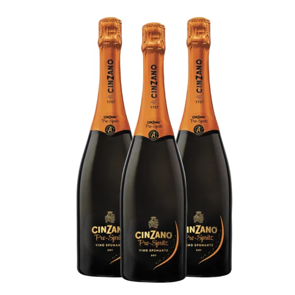 יין צינזנו פרו שפריץ (Cinzano Pro-Spritz) הוא יין מבעבע יבש איכותי המגיע מבית המותג האיטלקי הוותיק Cinzano. היין נוצר בנוסחה ייחודית שנועדה להעניק בסיס מושלם לקוקטייל האפרול שפריץ המפורסם, אך הוא עומד כיין מבעבע מרענן גם בפני עצמו. פרופיל הטעמים מתאפיין ברעננות יוצאת דופן עם ארומות פירותיות עדינות של תפוח ירוק, אגס ונגיעות של פרי הדר. תהליך הייצור המוקפד והגיזוז העדין (Perlage) שומרים על תחושה תוססת וחיונית בחך, תוך איזון מדויק בין מתיקות קלה לחומציות פריכה. בזכות המבנה המאוזן שלו, הוא שומר על תכונותיו המבעבעות גם בשילוב עם ליקרים וסודה, ומייצג את המסורת האיטלקית של תרבות האפריטיבו במיטבה.