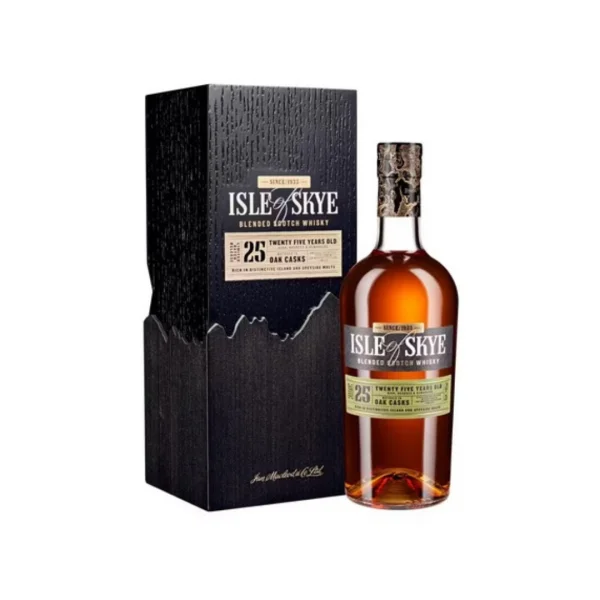 אייל אוף סקיי 25 שנה - Isle of Skye 25 Year Old וויסקי אייל אוף סקיי 25 שנה (Isle of Skye 25 Year Old) הוא בלנדד סקוץ' וויסקי (Blended Scotch Whisky) נדיר ויוצא דופן, המהווה את גולת הכותרת של המותג. הוא נוצר כמחווה למסורת הזיקוק של האי סקיי המפורסם, ומשלב בתוכו יינות מאלט (Malt) וגריין (Grain) איכותיים ביותר, אשר כל אחד מהם התיישן לפחות רבע מאה בחביות עץ אלון נבחרות. המשקה מבוסס על מתכון עתיק של משפחת מקלאוד (Macleod), המשלב וויסקי מאזור האיים עם וויסקי מאזור הספייסייד (Speyside). ה-Isle of Skye 25 מציע חוויה רב-חושית עמוקה ומורכבת, המאופיינת באיזון מושלם בין העישון העדין והמליחות הימית של האיים לבין המתיקות הפירותית והעשירה של הלוואילנד והספייסייד. זהו וויסקי לאספנים ולחובבי וויסקי מושבעים המעריכים משקאות עם היסטוריה ועומק, והוא נחשב למתנה יוקרתית ומרשימה עבור אירועים מיוחדים במינם.