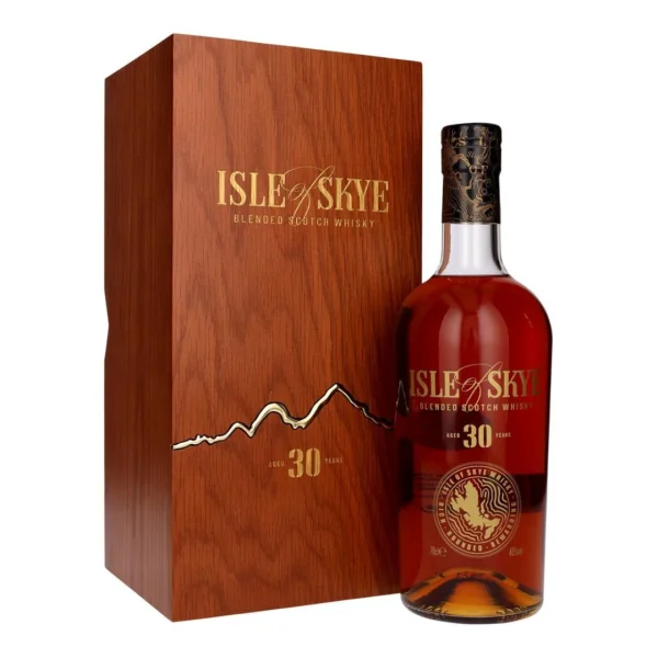 אייל אוף סקיי 30 שנה - Isle of Skye 30 Year Old וויסקי אייל אוף סקיי 30 שנה (Isle of Skye 30 Year Old) הוא יצירת אמנות של ממש ואחד היינות המזוקקים הנדירים והמבוקשים ביותר בסדרה. זהו בלנדד סקוץ' וויסקי (Blended Scotch Whisky) שהתיישן במשך שלושה עשורים שלמים בחביות עץ אלון מובחרות, תהליך שהעניק לו עומק, מורכבות ומרקם שאין שני להם. המשקה נוצר על פי המתכון ההיסטורי של משפחת מקלאוד (Macleod), המשלב במומחיות וויסקי מאלט מהאי סקיי (Isle of Skye) יחד עם וויסקי דגנים משובח מהספייסייד. ה-Isle of Skye 30 מייצג את פסגת הזיקוק הסקוטי. הוא פונה לאספנים ולחובבי וויסקי מושבעים המחפשים משקה בעל "נשמה" – כזה המשלב את העוצמה הפראית והמליחות של האיים עם העידון והמתיקות שהגיעו עם עשרות שנות יישון. העיצוב המהודר של הבקבוק והמארז הופכים אותו למתנה אולטימטיבית לאירועים של פעם בחיים או כפריט אספנות מרכזי בכל בר יוקרתי.