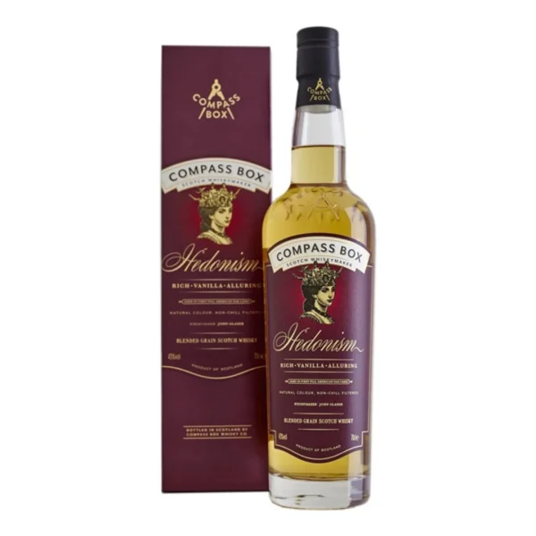 קומפאס בוקס הדוניזם - Compass Box Hedonism קומפאס בוקס הדוניזם (Compass Box Hedonism) הוא וויסקי פורץ דרך שהושק לראשונה בשנת 2000, והיה לוויסקי ה"בלנדד גריין" (Blended Grain) הראשון בעולם בייצור קבוע. המשקה נוצר על ידי ג'ון גלייזר, המאסטר בלנדר של קומפאס בוקס, מתוך מטרה להציג את הצד הרך, המתוק והאלגנטי של עולם הוויסקי הסקוטי. ה-Hedonism מיוצר משילוב של וויסקי דגנים (Grain Whisky) ממזקקות נבחרות, אשר התיישנו בחביות עץ אלון אמריקאי ממילוי ראשון (First-fill Bourbon casks). כשמו כן הוא – "הדוניזם" (נהנתנות) – הוויסקי הזה נועד להעניק חוויית שתייה מענגת וקטיפתית במיוחד. בזכות תהליך היישון המוקפד והשימוש בוויסקי דגנים איכותי בלבד, הוא מציע פרופיל טעמים המזכיר לעיתים קינוח יוקרתי. זהו וויסקי יוצא דופן שמתאים מאוד לחובבי וויסקי שמחפשים משהו שונה מהמאנייר השגרתי, והוא נחשב לאחד המשקאות הנערצים ביותר בקרב מבקרי וויסקי ברחבי העולם.
