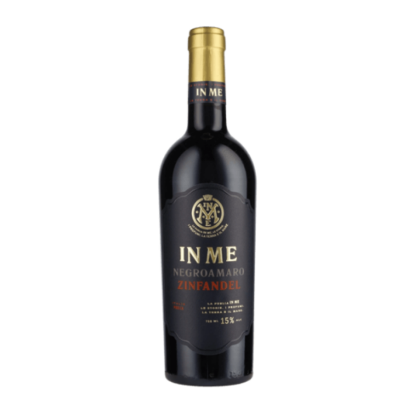 יין אין מי נגרואמארו זינפנדיל (In Me Negroamaro Zinfandel) הוא יין אדום עז, חם ומלא תשוקה, המגיע מעקב המגף של איטליה – אזור פוליה (Puglia). יין זה הוא חגיגה של טעמים ים-תיכוניים עשירים, המשלב את זן הנגרואמארו המקומי והדומיננטי עם זן הזינפנדיל (הידוע באיטליה כ"פרימיטיבו"), המעניק ליין מתיקות פירותית מלטפת ומבנה קטיפתי. היין מתאפיין בגוון אדום רובי עמוק עם השתקפויות סגולות. באף עולה בוקה עשיר ומפתה של פירות יער שחורים בשלים, שזיפים מיובשים ודובדבנים, המשתלבים עם ניחוחות של שוקולד מריר, וניל ותבלינים חמים המגיעים מהשמש הדרומית ומיישון קפדני. בחיך מתקבל יין בעל גוף מלא, טקסטורה רכה וטאנינים עגולים להפליא. הסיומת ארוכה, עשירה ומתקתקה מעט, מה שהופך אותו לנגיש מאוד ומהנה לשתייה.