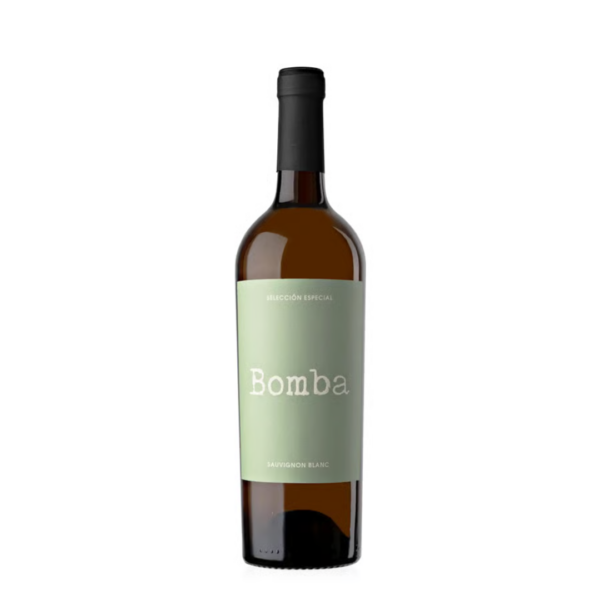 אלסניו סוביניון בלאן בומבה – Alesanyó Sauvignon Blanc Bomba יין אלסניו סוביניון בלאן בומבה (Alesanyó Sauvignon Blanc Bomba) הוא יין לבן תוסס, חד ומלא אופי, המביא לידי ביטוי את הצד הארומטי והמרענן ביותר של זן הסוביניון בלאן. כחלק מסדרת ה"בומבה" (Bomba) הספרדית, היין נוצר כדי לספק חוויית טעמים עוצמתית ובלתי מתפשרת. זהו יין המשלב בין רעננות פירותית מתפרצת לבין חמיצות חיה, מה שהופך כל לגימה ממנו ל"פצצה" של רעננות בחך. ה-Bomba Sauvignon Blanc מופק מענבים שנבחרו בקפידה כדי לשמור על הארומות הטבעיות והחדות של הזן. התוצאה היא יין לבן אנרגטי, נקי ומהנה מאוד לשתייה, המהווה בחירה מושלמת לאקלים הים-תיכוני. הוא אידיאלי לאלו המחפשים יין לבן עם נוכחות דומיננטית, ומתאים להפליא לליווי מנות ראשונות, דגים נאנדים (סושי או סביצ'ה), סלטים קיציים עשירים או כיין מרענן לאירוח בצהרי יום שטוף שמש.