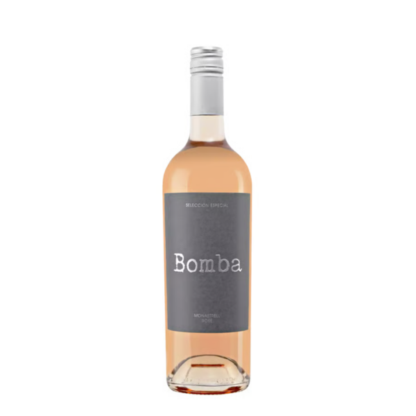 אלסניו רוזה מונסטרל בומבה – Alesanyó Monastrell Rosé Bomba יין אלסניו רוזה מונסטרל בומבה (Alesanyó Monastrell Rosé Bomba) הוא יין ורוד יוצא דופן, המביא לידי ביטוי את העוצמה והרעננות של זן המונסטרל הספרדי (הידוע גם כזן המורוודר). כחלק מסדרת ה"בומבה" (Bomba), היין עוצב כדי לספק חוויית טעמים אינטנסיבית ומרגשת – זהו רוזה בעל צבע נוכח ואופי פירותי מתפרץ, המשלב בין הקלילות של יין קר לבין המורכבות של זן ענבים דומיננטי. ה-Bomba Rosé מופק מענבים שגדלו תחת השמש הספרדית העוצמתית, המעניקה ליין את בשלות הפרי הייחודית שלו. זהו יין אנרגטי, רענן ומלא חיים, המהווה בחירה מושלמת לאירוח קיצי, למסיבות גן או כליווי לארוחות קלילות. הוא מצליח להיות נגיש ומהנה מאוד לשתייה, ובו בזמן להציע עומק טעמים שמפתיע בכל לגימה מחדש.