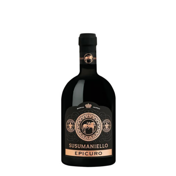 אפיקורו סוסומניאלו (פוליה) – Epicuro Susumaniello Puglia יין אפיקורו סוסומניאלו (Epicuro Susumaniello) הוא פנינה אמיתית מדרום איטליה, המבוסס על אחד מזני הענבים העתיקים והנדירים ביותר באזור פוליה (Puglia). זן הסוסומניאלו, שזכה לעדנה מחודשת בשנים האחרונות, ידוע ביכולתו לייצר יינות בעלי צבע עמוק, ארומטיות יוצאת דופן ומרקם קטיפתי. סדרת Epicuro מצליחה להנגיש את הזן הייחודי הזה בסגנון מודרני, פירותי ומהנה מאוד לשתייה. ה-Epicuro Susumaniello הוא יין בעל אופי מובחן, המשלב בין רעננות של פרי אדום לבין עומק ותיבול ים-תיכוני. בזכות המבנה המאוזן שלו, הוא מהווה בחירה נהדרת לאלו המחפשים יין אדום שונה מהקלאסיקות המוכרות, כזה שמציע חווית טעמים עשירה ומקורית. הוא מתאים להפליא לליווי מנות פסטה עשירות, בשרים צלויים, תבשילי קדירה מתובלים או גבינות חצי-קשות.