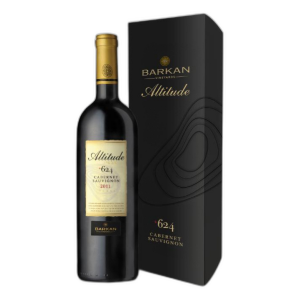 יין ברקן אלטיטיוד 624+ (Barkan Altitude 624+) הוא יין אדום יוקרתי המהווה חלק מסדרת ה-Altitude המהפכנית של יקב ברקן. הסדרה בוחנת את השפעת גובה הכרם על אופי היין, וה-624+ מופק מענבי קברנה סוביניון הגדלים בכרם עלמה שבגליל העליון, בגובה של 624 מטרים מעל פני הים. גובה זה נחשב לאידיאלי לגידול ענבי איכות, שכן הוא משלב חשיפה מיטבית לשמש לצד לילות קרירים, המעניקים ליין מורכבות פירותית יוצאת דופן ורעננות חיונית. לאחר התסיסה, היין מתיישן כ-14 חודשים בחביות עץ אלון צרפתי מובחרות, המעניקות לו מבנה מוצק, עומק ופוטנציאל התיישנות מרשים. היין מתאפיין בגוון אדום ארגמני עמוק וצלול. באף עולה בוקה עשיר ומפתה של פירות יער אדומים ושחורים, דובדבנים בשלים ונגיעות של שוקולד מריר, המשתלבים עם ניחוחות של תבלינים ים-תיכוניים, וניל וקליית עץ עדינה. בחיך מתקבל יין בעל גוף מלא, מרקם קטיפתי וטאנינים משיים ומאוזנים היטב. הסיומת ארוכה, מורכבת ויוקרתית מאוד.