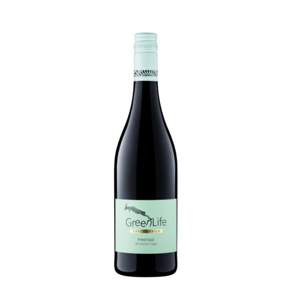 גרין לייף פינוטאז' (ווסטרן קייפ) – Green Life Pinotage Western Cape יין גרין לייף פינוטאז' (Green Life Pinotage) מביא אליכם את הטעם הייחודי של דרום אפריקה בבקבוק אחד. זן הפינוטאז' הוא הזן הלאומי של דרום אפריקה (הכלאה בין פינו נואר לסנסו), והוא ידוע באופיו הנועז, הפירותי והמתובל. היין מגיע מאזור הווסטרן קייפ (Western Cape), שם תנאי הגידול האידיאליים מאפשרים לענבים להגיע לבשלות אופטימלית ולפתח את המורכבות המזוהה עם הזן. ה-Green Life Pinotage הוא יין אדום נגיש ומלא אופי, המיוצר בסגנון המדגיש פרי עסיסי ומרקם חלק. זהו יין מושלם לאלו המחפשים חוויה שונה ומעניינת מהיינות האדומים הקלאסיים. הוא מהווה שותף מצוין למנות בשר צלויות, תבשילי קדירה, אוכל מתובל או פשוט כיין מהנה לשתייה לצד גבינות קשות בערב נינוח.
