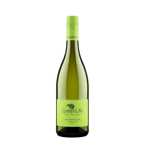 גרין לייף סוביניון בלאן (מרלבורו) – Green Life Sauvignon Blanc Marlborough יין גרין לייף סוביניון בלאן (Green Life Sauvignon Blanc) מגיע מאזור מרלבורו (Marlborough) שבניו זילנד, הנחשב לאחד האזורים הטובים והמפורסמים בעולם לייצור זן זה. היין מציע את כל המאפיינים שהפכו את הסוביניון בלאן הניו-זילנדי לאייקון עולמי: רעננות מתפרצת, חמיצות חדה ופרופיל ארומטי עוצמתי שאי אפשר להתעלם ממנו. ה-Green Life Marlborough מיוצר מענבים שגדלו באקלים הקריר של האי הדרומי, מה שמאפשר פיתוח טעמים פירותיים וטרופיים לצד מינרליות מרעננת. זהו יין "קריספי" ואנרגטי, המהווה בחירה מושלמת לאירוח קיצי, לפיקניקים, או כליווי אידיאלי למנות דגים, סושי, סלטים רעננים ומאכלי ים.
