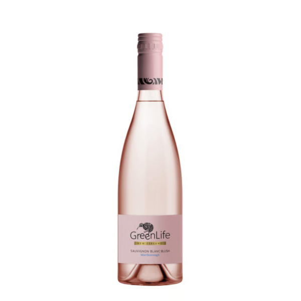 גרין לייף סוביניון בלאן בלאש – Green Life Sauvignon Blanc Blush יין גרין לייף סוביניון בלאן בלאש (Green Life Sauvignon Blanc Blush) הוא יין מרתק המשלב את הרעננות המתפרצת של ענבי הסוביניון בלאן עם נגיעה קלה של זן אדום (לרוב פינו נואר), המעניקה לו את גוון הוורוד-אפרסק העדין ואת שמו "בלאש". היין מיוצר בסגנון המזוהה עם אזורי הגידול המובילים של חצי הכדור הדרומי, ומציע חוויית שתייה המשלבת בין החדות של יין לבן למתיקות הפירותית העדינה של יין רוזה. ה-Green Life Blush הוא יין קיצי אולטימטיבי – הוא קליל, תוסס ומלא באופי פירותי. זהו פתרון מצוין למי שמחפש את הטוויסט המעניין על הסוביניון בלאן הקלאסי. היין מתאים באופן מושלם לאירוח חגיגי, למסיבות גן, או כליווי למנות ראשונות רעננות, סושי, סלטי פירות קיציים וגבינות רכות.