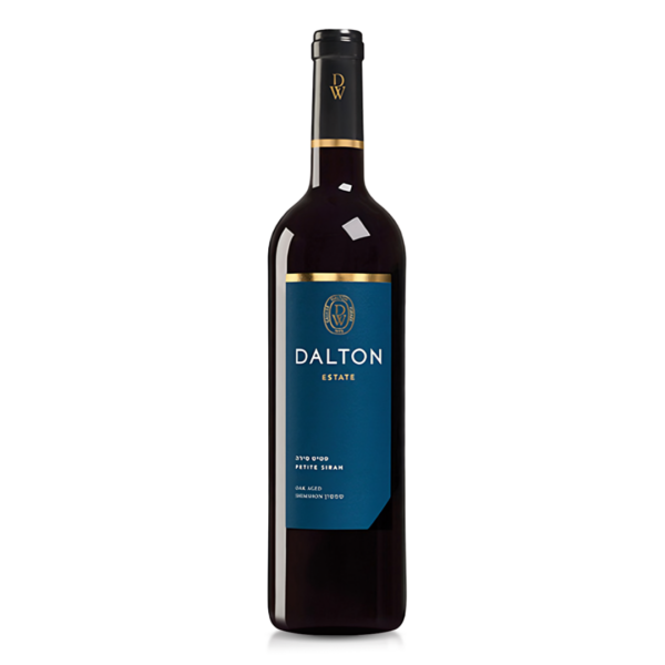 יין דלתון אסטייט פטי סירה (Dalton Estate Petite Sirah) הוא יין אדום יוצא דופן, המיוצר מענבים הגדלים בכרמים המובחרים של יקב דלתון בגליל העליון. סדרת ה-Estate של היקב שמה דגש על ביטוי טהור של הזן והטרואר, והפטי סירה בסדרה זו הוא עדות ליכולת של הזן לשגשג באקלים הישראלי ולהפיק יין בעל עוצמות צבע וטעם נדירות. היין מופק מ-100% ענבי פטי סירה שנבצרו בשיא בשלותם. לאחר התסיסה, היין מתיישן כ-12 חודשים בחביות עץ אלון צרפתי ואמריקאי, המעניקות לו מבנה מוצק ומוסיפות רבדים של מתיקות ותיבול עדין. היין מתאפיין בגוון סגול-דיו עמוק, כמעט אטום, ומרשים למראה. באף עולה בוקה מתפרץ של פירות יער שחורים, אוכמניות ושזיף בשל, המשתלבים עם ניחוחות של פלפל שחור, שוקולד מריר, וניל ורמזים של עשן וקליה. בחיך מתקבל יין בעל גוף מלא, טאנינים עוצמתיים אך משולבים היטב וחמיצות מאוזנת המעניקה סיומת ארוכה מאוד, פירותית ויוקרתית.