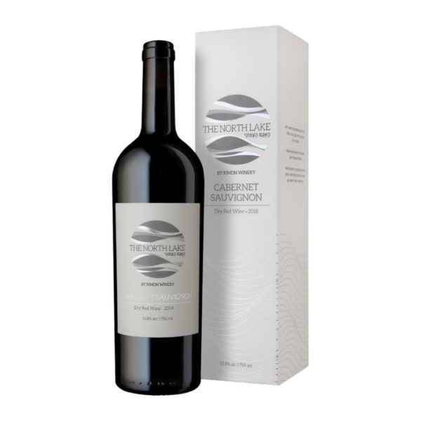 האגם הצפוני - קברנה סוביניון (Northern Lake) יין האגם הצפוני קברנה סוביניון (Northern Lake Cabernet Sauvignon) הוא יין אדום ישראלי המציג את הפרשנות של יקב כנרת לזן היין המפורסם בעולם. סדרת "האגם הצפוני" שמה דגש על יינות נגישים, פירותיים ומאוזנים, המבטאים את עושר הפרי של כרמי אזור הכנרת והגליל. זהו יין המציע את העוצמה המוכרת של הקברנה סוביניון בגרסה רכה ומהנה לשתייה יומיומית או לאירוח. היין מיוצר מ-100% ענבי קברנה סוביניון שנבצרו בשיא בשלותם. הוא מתאפיין בגוון אדום ארגמני עמוק ובוהק. באף עולה בוקה עשיר וטיפוסי לזן, הכולל ניחוחות של פירות שחורים בשלים כמו דומדמניות (קסיס), שזיף שחור ודובדבן כהה, המשתלבים עם נגיעות עדינות של פלפל ירוק ותיבול ים-תיכוני. בחיך מתקבל יין בעל גוף בינוני-מלא, טאנינים רכים ומלטפים וחמיצות מאוזנת השומרת על רעננות הפרי. הסיומת פירותית, נקייה ומהנה מאוד.