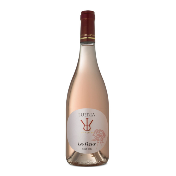 יין לוריא לה פלור רוזה (La Fleur) הוא יין ורוד אלגנטי ומלא חן, המבטא את הטרואר הייחודי של כרם יוסף שבגליל העליון. יקב לוריא, יקב משפחתי המשלב מסורת חקלאית עם ייננות מודרנית, יצר ב"לה פלור" (הפרח) רוזה בסגנון ים-תיכוני מעודן – יין שמצליח להיות בו-זמנית רענן מאוד אך גם בעל עומק ומורכבות. היין מיוצר מענבי סירה (Syrah) וגרנאש (Grenache), שנבצרו בבציר מוקדם וקפדני כדי לשמור על רמות חמיצות טבעית גבוהה ועל הגוון הבהיר והיוקרתי. הוא מתאפיין בגוון ורוד פנינה זוהר. באף עולה בוקה פרחוני ומשכר של פריחת הדרים וורדים, לצד ניחוחות פירותיים של אפרסק לבן, תות שדה ונגיעה מינרלית פריכה. בחיך מתקבל יין בעל גוף קל-בינוני, מרקם משיי וחמיצות מאוזנת להפליא המעניקה סיומת נקייה, מרעננת וארומטית מאוד.