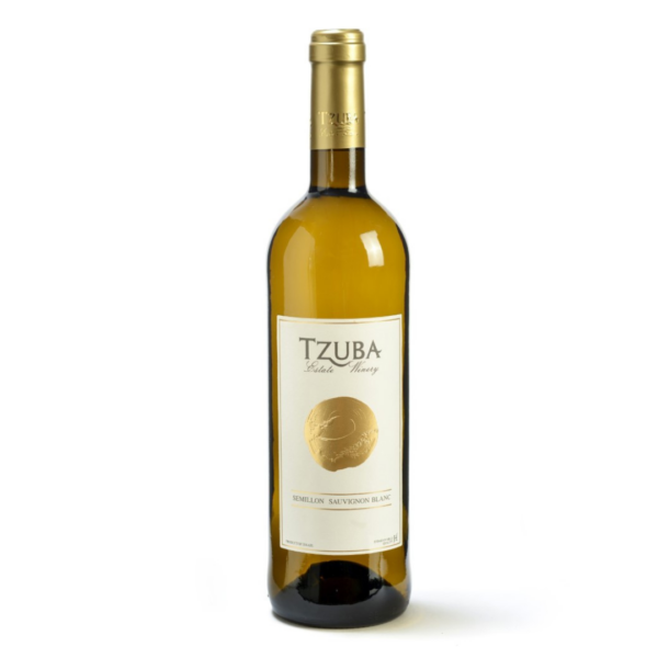 יין צובה סמיון סוביניון בלאן (Tzuba SSB) הוא יין לבן יבש, מורכב ומאוזן להפליא, המבוסס על השילוב המסורתי המפורסם של אזור בורדו בצרפת. יקב צובה, השוכן בגובה של 700 מטר מעל פני הים בהרי יהודה, מנצל את הטרואר הייחודי והלילות הקרירים של האזור כדי להפיק יין המשלב רעננות מתפרצת יחד עם עומק ומרקם עשיר. היין מורכב מענבי סוביניון בלאן, המעניקים לו את החמיצות הפריכה והארומות העשבוניות, ומענבי סמיון, התורמים לגוף היין, למרקמו המשיי וליכולת ההתיישנות שלו. היין עובר תסיסה קרה במכלי נירוסטה כדי לשמור על רעננות הפרי המקסימלית. הוא מתאפיין בגוון קש בהיר עם השתקפויות ירקרקות. באף עולה בוקה רענן של פירות הדר (אשכולית ולימון), דשא קצור ופירות טרופיים עדינים, לצד ניחוחות של פריחת אביב. בחיך מתקבל יין בעל גוף בינוני, פריכות נהדרת וסיומת ארוכה ונקייה.