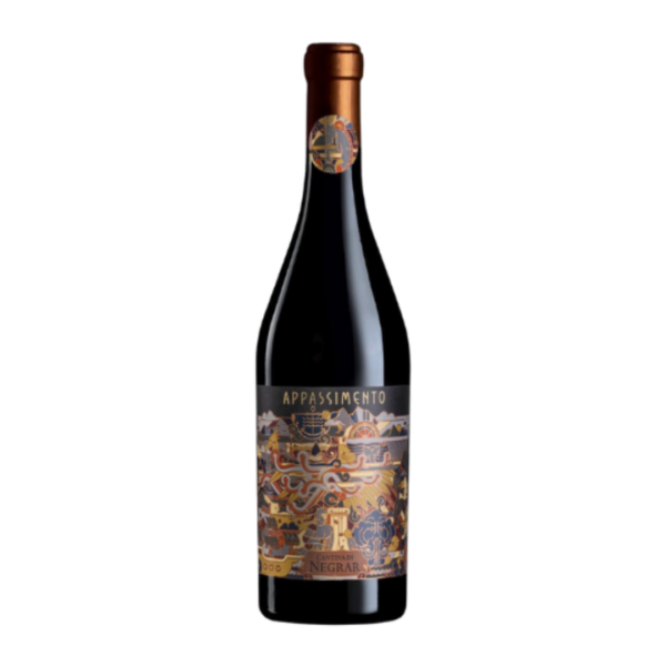יין קנטינה דה נגרר אפסימנטו (Cantina di Negrar Appassimento) הוא יין אדום עמוק, עשיר ומרוכז להפליא, המגיע מלב אזור הוונטו (Veneto) שבצפון איטליה. יין זה מיוצר בשיטת ה-Appassimento המסורתית – אותה שיטה המשמשת לייצור יין האמרונה המפורסם – שבה הענבים עוברים תהליך של ייבוש חלקי לפני התסיסה. תהליך זה גורם לאיבוד נוזלים ולריכוז גבוה של סוכר, ארומות וטעמים, מה שמעניק ליין את אופיו הייחודי והקטיפתי. היין מורכב מבלנד של זנים מקומיים (כמו קורבינה וקורבינונה). הוא מתאפיין בגוון אדום רובי עמוק וכהה. באף עולה בוקה עשיר ומפתה של פירות יער אדומים ושחורים בשלים מאוד, דובדבנים שחורים וצימוקים, המשתלבים עם ניחוחות של שוקולד מריר, וניל ותבלינים חמים המגיעים מהיישון בחביות עץ אלון. בחיך מתקבל יין בעל גוף מלא, מרקם חלק כמעט כמו משי וטאנינים עגולים ומלטפים. הסיומת ארוכה מאוד, פירותית ויוקרתית.