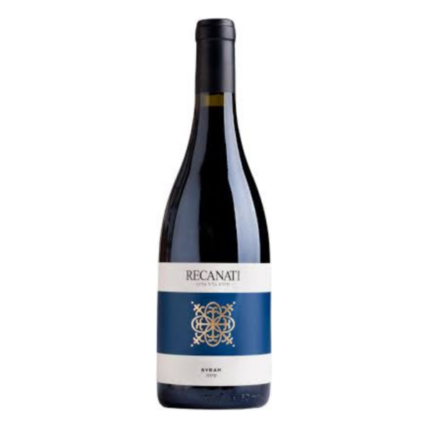 יין רקנאטי סירה (Recanati Syrah) מסדרת הגליל העליון הוא יין אדום עמוק ומלא אופי, המבטא את ההתאמה המופלאה של זן הסירה לטרואר הגבוה והקריר של הגליל העליון. יקב רקנאטי ידוע במומחיותו בעבודה עם זנים ים-תיכוניים, והסירה שלו מציעה שילוב מרתק בין עוצמה פירותית לבין תיבול מורכב ואלגנטיות צרפתית. היין מופק מענבי סירה שנבחרו מחלקות כרם מצטיינות בגליל העליון. לאחר התסיסה, היין מתיישן כ-12 חודשים בחביות עץ אלון צרפתי, המעניקות לו מבנה מוצק ורובד נוסף של טעמים מבלי להשתלט על הפרי הרענן. היין מתאפיין בגוון סגול-ארגמני עמוק וכהה. באף עולה בוקה עשיר וטיפוסי לזן, הכולל ניחוחות של פירות יער שחורים (פטל ואוכמניות), סיגליות, פלפל שחור גרוס ונגיעה עדינה של בשר מעושן וקליה. בחיך מתקבל יין בעל גוף מלא, טאנינים משיים ומאוזנים היטב וחמיצות טובה השומרת על חיוניות. הסיומת ארוכה, מתובלת ויוקרתית.