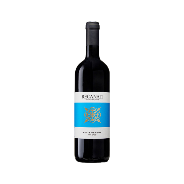 יין רקנאטי פטי ורדו (Recanati Petit Verdot) מסדרת הגליל העליון הוא יין אדום עמוק, מרשים ובעל נוכחות יוצאת דופן. זן הפטי ורדו, ששימש באופן מסורתי כזן משלים בבלנדים של בורדו, מקבל ביקב רקנאטי את הבמה כיין זני (או כמעט זני לחלוטין), המנצל את תנאי הגידול האידיאליים של הגליל העליון כדי להפיק יין מרוכז, צבעוני ומלא אופי. היין מופק מענבים הגדלים בכרמים נבחרים בגובה רב, המאפשרים הבשלה איטית ומלאה של הזן המאחר להבשיל. לאחר התסיסה, היין מתיישן כ-12 חודשים בחביות עץ אלון צרפתי, המעניקות לו מבנה מוצק ועידון. היין מתאפיין בגוון סגול-דיו עמוק וכהה מאוד. באף עולה בוקה עוצמתי ומורכב של פירות יער שחורים, שזיפים בשלים וסיגליות, המשתלבים עם ניחוחות של שוקולד מריר, טבק ונגיעה עדינה של קליית עץ ותבלינים חמים. בחיך מתקבל יין בעל גוף מלא, טאנינים מוצקים אך משולבים היטב, וחמיצות מאוזנת המעניקה סיומת ארוכה מאוד ויוקרתית.