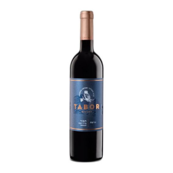 יין תבור אדמה מרלו (Tabor Adama Merlot) הוא יין אדום קטיפתי, עשיר ומאוזן להפליא, המייצג את סדרת הפרמיום הנגישה של יקב תבור. סדרת "אדמה" נולדה מתוך כבוד לקרקע ולסביבה האקולוגית בכרמים, והמרלו בסדרה זו מציג את הצד הרך והאלגנטי של הגליל העליון, תוך שמירה על עוצמת פרי ורעננות חיונית. היין מופק מ-100% ענבי מרלו שנבחרו מחלקות כרם מובחרות בגליל. לאחר התסיסה, היין מתיישן כ-12 חודשים בחביות עץ אלון צרפתי, המעניקות לו מבנה מורכב ומרקם משיי מבלי להשתלט על האופי הפירותי המובהק של הזן. היין מתאפיין בגוון אדום ארגמני עמוק ובוהק. באף עולה בוקה עשיר ומפתה של שזיפים בשלים, דובדבנים שחורים ופטל, המשתלבים עם ניחוחות עדינים של שוקולד חלב, תבלינים מתוקים ונגיעה קלה של וניל וקליה. בחיך מתקבל יין בעל גוף בינוני-מלא, טאנינים רכים וקטיפתיים וחמיצות מאוזנת המעניקה סיומת ארוכה, חמה ומהנה מאוד.