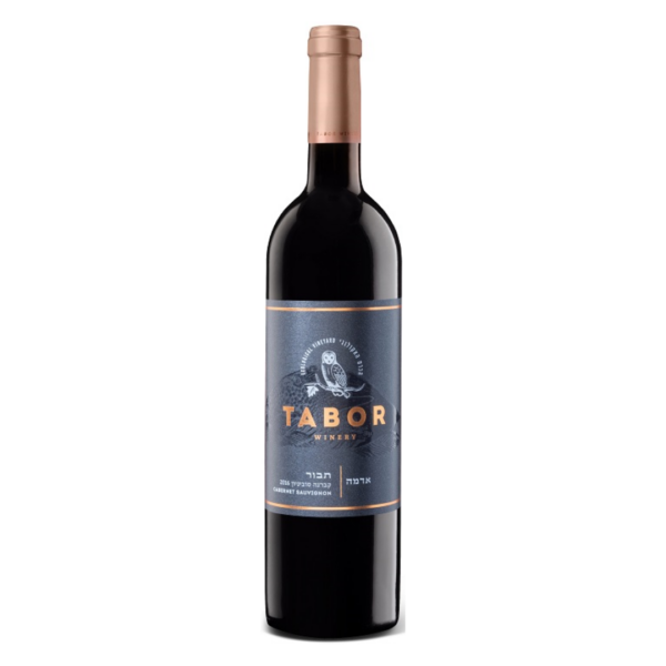 תבור אדמה קברנה סוביניון – Tabor Adama Cabernet Sauvignon יין תבור אדמה קברנה סוביניון (Tabor Adama Cabernet Sauvignon) הוא אחד היינות האהובים והמוערכים בישראל, המייצג שילוב מושלם בין טרואר מקומי איכותי לבין עשייה ייננית קפדנית. היין מופק מ-100% ענבי קברנה סוביניון שגדלו בכרמים נבחרים בגליל, על אדמת בזלת וגיר המעניקה לענבים עומק ומורכבות ייחודית. לאחר התסיסה, היין עובר תהליך יישון של 12 חודשים בחביות עץ אלון צרפתי, המעניקות לו מבנה אלגנטי ואיזון מדויק. יקב תבור, המוכר כ"יקב אקולוגי", שם דגש על שמירת האיזון בטבע ובכרמים, וסדרת "אדמה" היא הביטוי המובהק לכך. זהו יין בעל נוכחות מרשימה, גוף מלא וטאנינים רכים, מה שהופך אותו לבחירה אידיאלית לארוחות חגיגיות, לליווי מנות בשר עשירות או פשוט להנאה מכוס יין איכותי עם אופי גלילי אמיתי.