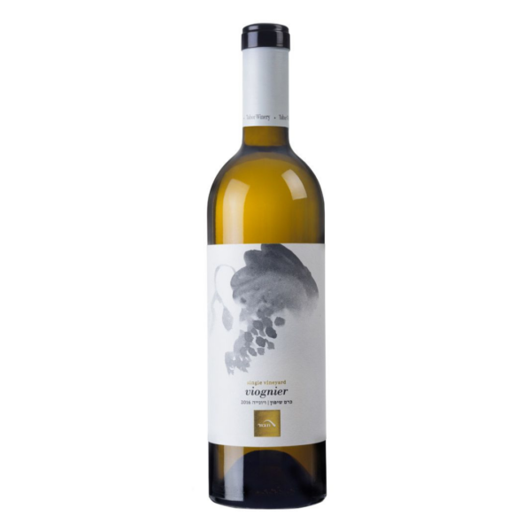 יין תבור סינגל ויניארד ויונייה (Tabor Single Vineyard Viognier) הוא יין לבן אצילי, עשיר ובעל מורכבות יוצאת דופן. היין מופק מענבי ויונייה הגדלים בכרם יחידני נבחר – כרם תל פארס שבדרום רמת הגולן, השוכן בגובה של 700 מטר מעל פני הים על קרקע בזלתית פורייה. תנאי הגידול הייחודיים, הכוללים לילות קרירים והבשלה איטית, מאפשרים לזן הוויונייה הקפריזי להגיע לביטוי אופטימלי של ארומות וטעמים. היין מיוצר בשיטה המשלבת תסיסה קרה במכלי נירוסטה לשמירה על רעננות הפרי, יחד עם יישון קצר בחביות עץ אלון צרפתי חדשות (לשלושה חודשים בערך), המעניקות ליין גוף, מרקם וחתימת טעם יוקרתית. היין מתאפיין בגוון זהוב בוהק וצלול. באף עולה בוקה עשיר ומשכר של פירות קיץ צהובים – משמש בשל ואפרסק – לצד ניחוחות של פריחת יסמין, דבש ונגיעה עדינה של וניל וקליה. בחיך מתקבל יין בעל גוף מלא, מרקם שמנוני ומלטף וחמיצות מאוזנת להפליא המעניקה סיומת ארוכה, פירותית ויוקרתית מאוד.