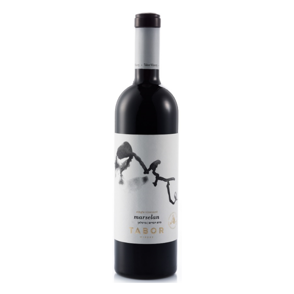 יין תבור סינגל ויניארד מרסלאן (Tabor Single Vineyard Marselan) הוא יין אדום עוצמתי, מקורי ובעל נוכחות יוצאת דופן. היין מופק מענבי מרסלאן הגדלים בכרם יחידני נבחר – כרם רכס רמים שבגליל העליון, השוכן בגובה של כ-700 מטר מעל פני הים על קרקע גירית-סלעית. זן המרסלאן (הכלאה בין קברנה סוביניון לגרנאש) מצא בטרואר זה תנאים אידיאליים המאפשרים לו להגיע לביטוי אופטימלי של צבע עמוק, ארומות מרוכזות ומבנה אלגנטי. היין עובר תהליך יישון ממושך של כ-18 חודשים בחביות עץ אלון צרפתי, המעניקות לו מורכבות, עומק וטאנינים משולבים להפליא. הוא מתאפיין בגוון סגול-דיו עמוק וכהה מאוד. באף עולה בוקה עשיר ומפתה של פירות יער שחורים (אוכמניות ופטל שחור), דובדבנים בשלים ושוקולד מריר, המשתלבים עם ניחוחות של תיבול ים-תיכוני, טבק ונגיעה עדינה של קליית עץ. בחיך מתקבל יין בעל גוף מלא, מרקם קטיפתי וחמיצות מאוזנת המעניקה סיומת ארוכה, מתובלת ויוקרתית.