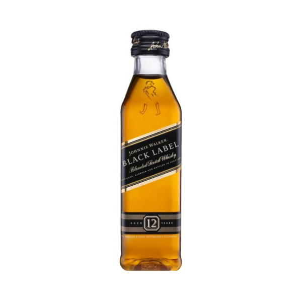 ג'וני ווקר בלאק לייבל (Johnnie Walker Black Label) הוא אחד מסוגי הוויסקי סקוטי בלנדד המוכרים והנמכרים ביותר בעולם. מוצר זה נחשב לסטנדרט איכות בקטגוריית הוויסקי פרימיום, והוא מורכב מתערובת של כ-40 סוגי וויסקי מאלט ודגנים (Grain) שנבחרו בקפידה מרחבי סקוטלנד. כל מרכיבי הבלנד עברו תהליך יישון של 12 שנים לפחות בחביות עץ אלון, המעניקים למשקה פרופיל טעמים מורכב ועמוק. המאפיינים העיקריים של הבלאק לייבל כוללים שכבות של פירות כהים, וניל מתקתק ורמזים של עישון מעודן המזוהה עם מסורת הייצור של המותג. המוצר מוצג בבקבוק המרובע האיקוני עם התווית האלכסונית המפורסמת, ומהווה ביטוי למלאכת ערבוב (Blending) מיומנת שהחלה עוד במאה ה-19. זהו מוצר יסוד עבור חובבי וויסקי סקוטי המעריכים עקביות, איכות ומורשת ייצור רבת שנים.