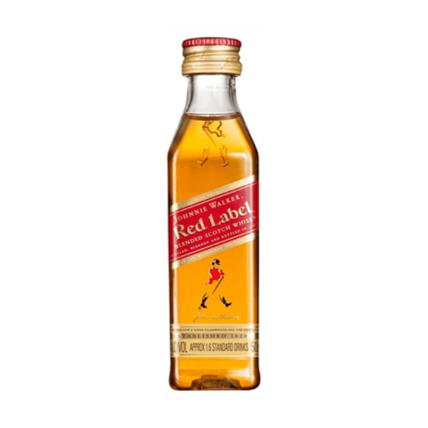 ג'וני ווקר (Johnnie Walker) מציג את Red Label, הבלנד הנמכר ביותר בעולם והסמל האייקוני של וויסקי סקוטי נגיש, צעיר ורענן. זהו וויסקי שמיועד לשתייה יומיומית, עם פרופיל טעמים מודגש שמתאים הן ללגימה נקייה והן כבסיס לקוקטיילים פופולריים. בכוס מתגלה צבע זהוב־ענבר קליל. הארומות משלבות פירות טריים, תפוחים ואגסים ירוקים, לצד נגיעות של וניל ותיבול עדין. בלגימה מתקבל גוף בינוני, טעמים של מאלט עדין, עשן קליל, קרמל ושוקולד חלב, עם סיומת חלקה ורעננה. הסגנון הייחודי של Johnnie Walker Red Label הופך אותו לוויסקי מושלם לאירוח, לחגיגות וגם למי שעושה צעדים ראשונים בעולם הוויסקי. Johnnie Walker Red Label 500ml הוא בחירה אידיאלית למי שמחפש וויסקי סקוטי איכותי במחיר נגיש, מתאים לשתייה נקייה, עם קרח או בקוקטיילים קלאסיים.