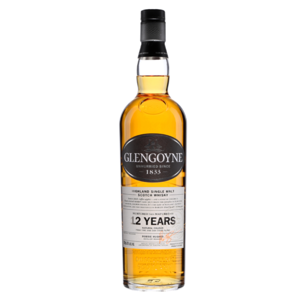 גלנגוין 12 שנים – Glengoyne 12 Year Old Single Malt וויסקי גלנגוין 12 שנים (Glengoyne 12 Year Old) הוא סינגל מאלט סקוטי יוצא דופן המגיע מאחת המזקקות היפות והמיוחדות ביותר בסקוטלנד. גלנגוין ידועה בזכות המחויבות שלה לתהליך זיקוק איטי במיוחד (האיטי ביותר בסקוטלנד), המאפשר ליצירת וויסקי עדין, פירותי ובעל מורכבות גבוהה. בניגוד לוויסקי מהאיים, בגלנגוין משתמשים באוויר חם לייבוש השעורה ולא בעשן כבול, מה שמבטיח וויסקי נטול עשן לחלוטין, המאפשר לטעמים הטבעיים של הלתת והחבית לזרוח. ה-Glengoyne 12 מתיישן בשילוב מוקפד של חביות עץ אלון אירופאיות ואמריקאיות, חלקן חביות שרי (Sherry) וחלקן חביות בורבון. השילוב הזה יוצר וויסקי מאוזן להפליא, המציע חוויית שתייה נגישה אך עשירה מאוד. הוא מהווה בחירה מושלמת עבור אלו המחפשים סינגל מאלט איכותי המדגיש טעמי פרי, דבש ותבלינים מתוקים, ללא הפרעה של טעמים מעושנים.
