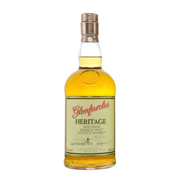 גלנפרקלס הריטג' – Glenfarclas Heritage Single Malt וויסקי גלנפרקלס הריטג' (Glenfarclas Heritage) הוא סינגל מאלט סקוטי משובח המגיע מאחת המזקקות המשפחתיות האחרונות והמוערכות ביותר בסקוטלנד. המזקקה, השוכנת בלב אזור הספייסייד (Speyside), ידועה בדבקותה בשיטות ייצור מסורתיות ובשימוש הנרחב בחביות שרי (Sherry) איכותיות. מהדורת ה-Heritage נוצרה כדי לחגוג את המורשת ארוכת השנים של משפחת גרנט ולהנגיש את הסגנון הקלאסי של המזקקה – עשיר, פירותי ובעל נוכחות מרשימה. זהו וויסקי המאופיין באיזון מושלם בין מתיקות הפרי לבין עומק של דגנים ואלון. הוא מהווה נקודת כניסה נהדרת לעולם של גלנפרקלס, תוך שהוא שומר על רמת מורכבות גבוהה שתספק גם חובבי וויסקי ותיקים. ה-Glenfarclas Heritage הוא בחירה אידיאלית לאלו המחפשים סינגל מאלט איכותי עם אופי מסורתי, המדגיש את השפעת חביות השרי הספרדיות בצורה אלגנטית ומאוזנת.