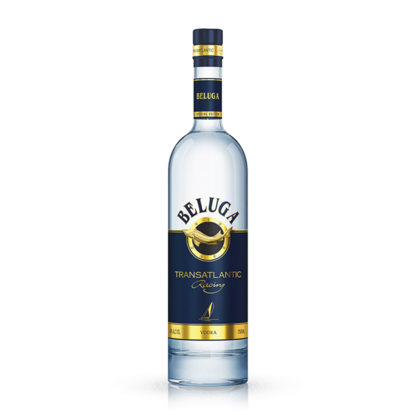 וודקה בלוגה טרנסאטלנטיק – Beluga Transatlantic Racing Vodka וודקה בלוגה טרנסאטלנטיק (Beluga Transatlantic) היא מהדורה מיוחדת ויוקרתית מבית וודקה בלוגה, שנוצרה כהומאז' לנבחרת השיט של המותג ולניצחונותיה במרוצי שיט יאכטות חוצי אוקיינוסים. זוהי וודקה שמסמלת חופש, הרפתקנות ומצוינות, והיא נבדלת מהמהדורה הקלאסית בתהליך ייצור ייחודי המעניק לה אופי רענן וקליל יותר, המזכיר את משב הרוח בלב ים. הייחוד של סדרת הטרנסאטלנטיק טמון בשילוב שבין מסורת הזיקוק המוקפדת של בלוגה לבין טכנולוגיית סינון מתקדמת. הוודקה עוברת סינון נוסף דרך כותנה טבעית, תהליך המעדן את המרקם שלה ומעניק לה רמת טוהר יוצאת דופן. לאחר מכן, היא זוכה לתקופת "מנוחה" של 45 ימים, המאפשרת לכל רכיבי הטעם להתאחד וליצור משקה חלק להפליא עם סיומת אלגנטית.