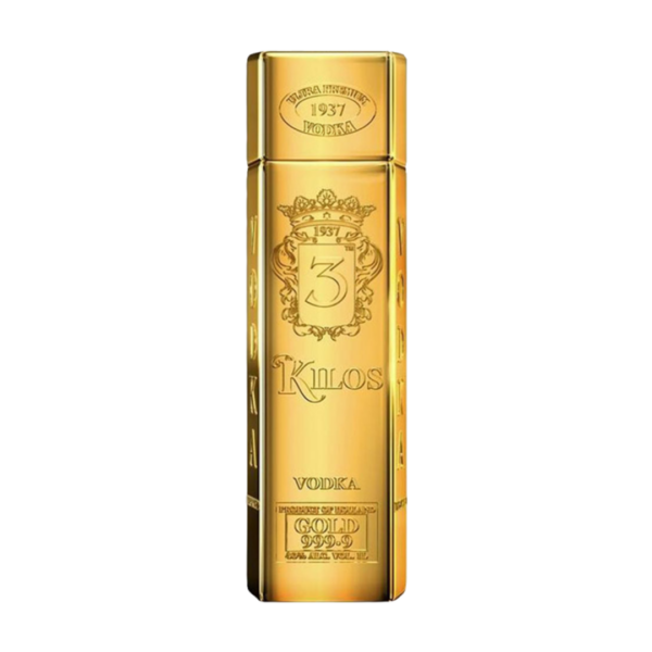 וודקה טרי קילוס גולד (זהב) – Three Kilos Gold Vodka וודקה טרי קילוס (Three Kilos) היא אחת הוודקות היוקרתיות והמעוצבות בעולם, המוכרת בזכות הבקבוק האייקוני שלה המעוצב כמטיל זהב (Gold Bullion). הוודקה מיוצרת בדרום הולנד, באזור המפורסם במסורת זיקוק ארוכת שנים, ומופקת מחיטת חורף זהובה שנבחרה בקפידה. השם "Three Kilos" הוא מחווה לחוק הזהב של ארה"ב משנת 1933, והעיצוב משדר עושר, איכות וסטטוס. הוודקה עוברת תהליך זיקוק מוקפד פי 5 (Five times distilled), המעניק לוודקה רמת טוהר יוצאת דופן ומרקם חלק כמעשי. לאחר הזיקוק, היא עוברת סינון דרך פחם פעיל להסרת כל משקע, מה שיוצר וודקה נקייה לחלוטין עם אופי מעודן. זהו לא רק משקה פרימיום, אלא פריט אספנים מרשים המהווה מתנה מושלמת או מרכז תשומת הלב בכל אירוע יוקרתי.