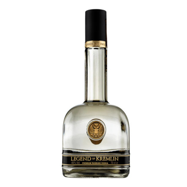 וודקה לג'נד אוף קרמלין – Legend of Kremlin Vodka וודקה לג'נד אוף קרמלין (Legend of Kremlin) היא וודקת סופר-פרימיום המייצגת את שיא המסורת וההיסטוריה של הזיקוק הרוסי. הוודקה מיוצרת על פי מתכון עתיק ומיתולוגי מהמאה ה-15, המיוחס לנזיר בשם איזידור (Isidore) שיצר את הוודקה הרוסית הראשונה בתוך חומות הקרמלין. בזכות איכותה יוצאת הדופן, היא הפכה למשקה הרשמי המוגש באירועים ממלכתיים בקרמלין ובפרלמנט הרוסי. הוודקה מופקת מחיטת חורף איכותית במיוחד ומים זכים ממקורות ארטזיים, ועוברת זיקוק מוקפד בדודי נחושת מסורתיים. התוצאה היא משקה בעל טוהר מוחלט, מרקם קטיפתי ועומק טעמים שקשה למצוא בוודקות תעשייתיות. הבקבוק המעוצב בהשראת קנקני זכוכית עתיקים ("קאראף"), מעניק לה מראה אריסטוקרטי שהופך אותה למתנה יוקרתית ומרשימה במיוחד.