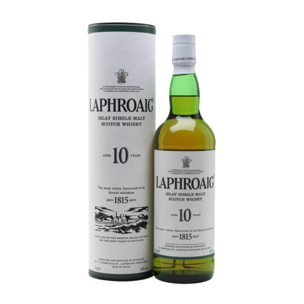 לפרוייג 10 שנים – Laphroaig 10 Year Old Single Malt וויסקי לפרוייג 10 שנים (Laphroaig 10 Year Old) הוא סינגל מאלט סקוטי אגדי מהאי איילה (Islay), המייצג את הביטוי המובהק והבלתי מתפשר של סגנון הזיקוק המקומי. זהו וויסקי בעל אופי נועז ומובחן, המוכר ברחבי העולם בזכות הטעמים המעושנים והכבוליים העוצמתיים שלו. לפרוייג 10 מיוצר באותה הדרך שבה יוצר לפני למעלה מ-75 שנה: השעורה עוברת הנבטה מסורתית על רצפות המזקקה ומתייבשת מעל עשן כבול (Peat) ייחודי מהאי, המעניק לו את חתימת הטעם המפורסמת שלו. ה-Laphroaig 10 הוא וויסקי למביני עניין ולאלו שאוהבים טעמים עמוקים ומאתגרים. הוא מאופיין בשילוב מרתק בין עשן סמיך, מליחות ים וסיומת מתקתקה ומפתיעה. זהו וויסקי שאי אפשר להישאר אדישים אליו – הוא מציע חוויה רב-חושית עשירה, מה שהופך אותו לאחד הייצוגים הטובים ביותר של ה"נשמה" של האי איילה.