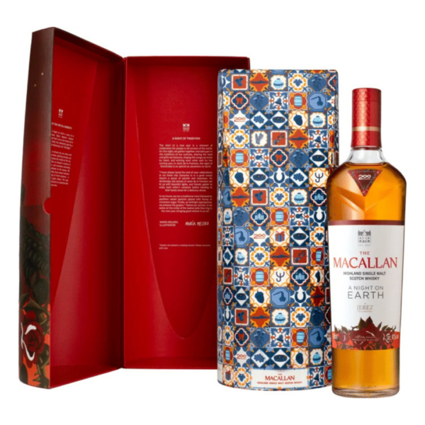 מקאלן נייט און ארת' (חרז) – The Macallan A Night on Earth in Jerez וויסקי מקאלן נייט און ארת' - חרז (The Macallan A Night on Earth in Jerez) הוא מהדורה מוגבלת ויוצאת דופן מסדרת "A Night on Earth" האייקונית של המזקקה. מהדורה זו חוגגת את המסורת החגיגית של "ליל שלושת המלכים" (Noche de Reyes) בעיר חרז שבספרד – הבית של חביות השרי האיכותיות ביותר של מקאלן. זהו וויסקי שמספר סיפור של איחוד משפחתי, חגיגיות ושיתוף פעולה תרבותי בין סקוטלנד לספרד. הוויסקי נוצר משילוב מופלא של חביות שרי (Sherry) מובחרות מעץ אלון אירופאי ואמריקאי, המעניקות לו מתיקות עשירה ועומק טעמים המזכיר מאפים חגיגיים ופירות יבשים. האריזה המרהיבה, בעיצובה של האמנית הספרדייה מריה מליה, כוללת שכבות המייצגות את השמיים המנצנצים של חרז, מה שהופך את הבקבוק לפריט אספנות יוקרתי ולמתנה בלתי נשכחת. פרופיל טעמים וניחוח: ניחוח (Nose): ארומה עשירה ומזמינה של דבש, וניל, שוקולד חלב ופירות יבשים (צימוקים ותאנים), המלווה בנגיעות עדינות של תפוז וקינמון. פרופיל טעמים (Palate): מרקם קטיפתי וחמאתי. בחך מורגשים טעמים עזים של מאפה חגיגי, קרמל מתוק, תבלינים חמים (אגוז מוסקט) ופירות הדר מסוכרים. סיומת (Finish): ארוכה, מתוקה ונעימה מאוד, עם סיומת המזכירה שוקולד מריר ורמז קל של עץ אלון קלוי.