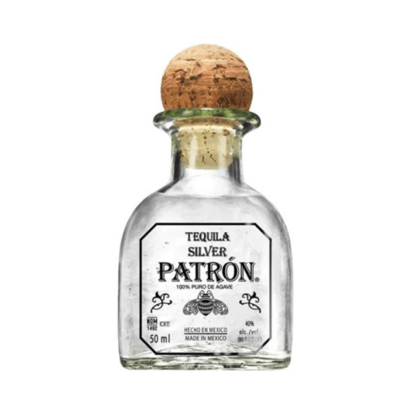 פטרון סילבר (Patrón Silver) הוא ביטוי טהור, אלגנטי ובלתי מתפשר של טקילה פרימיום מקסיקנית. הטקילה מופקת מ־100% אגבה כחולה (Blue Weber Agave) הגדלה באדמות ההרריות של חליסקו, ונזקקת באיטיות לשמירה על כל שכבות הארומה והטעם. מדובר באחת הטקילות המזוקקות והמוערכות ביותר בעולם, המסמלת יוקרה, ניקיון ואותנטיות. בכוס נחשף ניחוח רענן של אגבה צעירה, הדרים, ליים ופלפל לבן. בלגימה מתקבל טעם חלק, מתוק במידה הנכונה, עם רמיזות של וניל, שקדים ואדמה מינרלית טבעית. הסיומת נקייה, קרירה ויבשה, ומעניקה חוויית שתייה רכה ואלגנטית. Patrón Silver 700ml הוא טקילה קלאסית ללגימה נקייה, לצ’ייסר איכותי או כבסיס מושלם לקוקטיילים יוקרתיים כמו Margarita או Paloma. זהו ביטוי מושלם של דיוק מקסיקני, יוקרה וטעם נקי שמגדיר מחדש את עולם הטקילה.