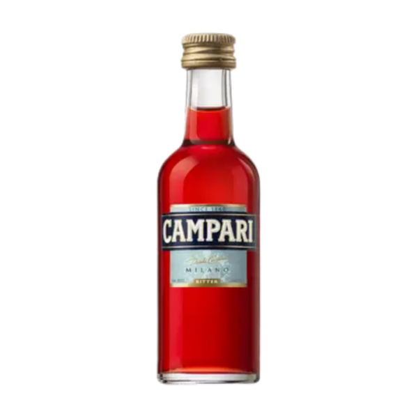 קמפרי | Campari קמפרי (Campari) הוא ליקר אפריטיף איטלקי (Bitters) מהמפורסמים והנמכרים ביותר בעולם, המהווה סמל לתרבות השתייה האיטלקית הקלאסית. המשקה נוצר בשנת 1860 על ידי גספרה קמפרי (Gaspare Campari) בנובארה שבאיטליה, ומאז ועד היום הוא מיוצר לפי נוסחה סודית ומדויקת שלא השתנתה. קמפרי מזוהה בזכות גוונו האדום העז, המרירות המובהקת שלו והארומות המורכבות שהפכו אותו למרכיב יסוד בעולם הייננות והמיקסולוגיה הבינלאומי. תהליך הייצור של Campari מבוסס על השריה (Infusion) של עשבי תיבול, צמחים ארומטיים ופירות בכוהל ובמים מזוקקים. השילוב הייחודי כולל עשרות מרכיבים טבעיים המעניקים למשקה את העומק והאיזון שבין מתיקות עדינה למרירות דומיננטית. מדובר במשקה פרימיום המיוצר תחת בקרת איכות מחמירה של קבוצת קמפרי (Campari Group) במילאנו, ושומר על מעמדו כאייקון תרבותי ועיצובי כבר למעלה מ-160 שנה. פרופיל ניחוח וטעמים ניחוח (Aroma): המשקה מתאפיין בבוקה עוצמתי ומורכב. ניתן לזהות ניחוחות דומיננטיים של קליפות תפוז, עשבי תיבול ים-תיכוניים ורמזים לתבלינים חמים המשתלבים עם רעננות פרחונית עדינה. חיך (Palate): בטעימה מורגשת המרירות האופיינית והמרעננת של האפריטיף. הטעמים משלבים תפוזים מרירים, שורשים וצמחי מרפא, עם מתיקות מעודנת המאזנת את העוצמה האלכוהולית. סיומת (Finish): ממושכת, נקייה ובעלת מרירות נעימה המלווה את החיך לאורך זמן.