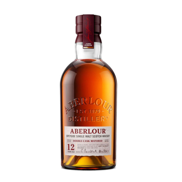 אברלור 12 שנה | Aberlour 12 Year Old Double Cask Matured אברלור 12 שנה (Aberlour 12 Year Old) הוא וויסקי סינגל מאלט סקוטי יוקרתי המיוצר במזקקת אברלור, הממוקמת בלב אזור הספייסייד (Speyside) שבסקוטלנד, בסמוך למפגש הנהרות לורשיר וספיי. מזקקה זו ידועה בזכות שימוש ברכיבים מקומיים מובחרים, כולל מים טהורים שמקורם במעיינות תת-קרקעיים בהר סנט דרוסטן הסמוך, המעניקים לוויסקי את בסיסו הרך והנקי. סימן ההיכר של אברלור 12 הוא תהליך ההתיישנות הכפולה (Double Cask Maturation). חלקי התזקיק השונים מתיישנים בנפרד למשך 12 שנים לפחות בשני סוגי חביות מובחרים: חביות עץ אלון אמריקאי לבן (ששימשו בעבר ליישון בורבון) וחביות עץ אלון אירופי שהכילו יין שרי אולורוזו (Oloroso Sherry). לקראת סיום התהליך, המאסטר בלנדר של המזקקה מערבב את התזקיקים משני סוגי החביות בצורה מדויקת, ליצירת איזון בין המתיקות והווניל של הבורבון לבין העושר הפירותי והתבליני של השרי. פרופיל טעם ומאפיינים ארומטיים ניחוח (Nose): פרופיל ארומטי רך, עשיר ופירותי. ניחוחות בולטים של תפוחי עץ אדומים, פירות יבשים (צימוקים), דבש ווניל, המלווים בנגיעה עדינה של תבליני עץ אלון. טעם (Palate): גוף מלא, חלק וקטיפתי בחיך. מציג שילוב מאוזן בין מתיקות של סוכר חום וקרמל לבין טעמים דומיננטיים של שרי, פירות יער כהים ונגיעות של שוקולד חלב וג'ינג'ר. סיומת (Finish): סיומת ארוכה, חמימה ומתוקה קלות, המותירה תחושה חלקה עם עקבות של קינמון, מוסקט ועץ אלון מתובל. צבע: זהב ענברי עמוק ובוהק עם השתקפויות אדמדמות (טבעי מחביות השרי).