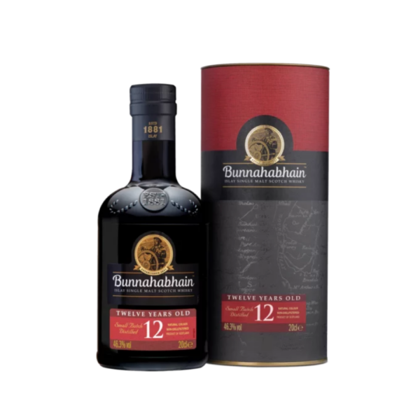 בונהאבן 12 שנה 700 מ"ל | Bunnahabhain 12 Year Old Islay Single Malt בונהאבן 12 שנה (Bunnahabhain 12 Year Old) הוא וויסקי סקוטי סינגל מאלט יוקרתי המיוצר במזקקת בונהאבן, השוכנת בחלקו הצפוני והמבודד של האי איסלה (Islay) בסקוטלנד, על גדות מצר הים של אייליי. המזקקה, שהוקמה בשנת 1881, ידועה בכך שהיא מציגה את הצד המעודן והשונה של האי: בניגוד לרוב מזקקות איסלה המייצרות וויסקי כבול ומעושן בכבדות, בונהאבן מתמחה בייצור וויסקי המבוסס על לתת שעורה לא כבולי (Unpeated malt) ומים טהורים הזורמים דרך מעיינות תת-קרקעיים, מה שמונע מהם לספוג את טעמי הכבול של אדמת האי. מהדורה זו מהווה את הלב והבסיס של סדרת הליבה של המזקקה. הוויסקי עובר תהליך התיישנות מבוקר של לפחות 12 שנים בשילוב חביות (Dual Cask): חביות עץ אלון שהכילו יין שרי אולורוזו (Oloroso Sherry) וחביות ששימשו בעבר ליישון בורבון (Ex-Bourbon Casks). השפעת חביות השרי דומיננטית במיוחד ומעניקה למשקה את עושרו הפירותי והמתובל. בהתאם למסורת האיכות של המותג, הוויסקי מבוקבק בחוזק אלכוהולי של 46.3%, ללא סינון בקירור (Non-Chill Filtered) וללא תוספת צבע מאכל מלאכותי (Natural Color), מה ששומר על המרקם השמני המקורי של התזקיק. פרופיל טעם ומאפיינים ארומטיים ניחוח (Nose): פרופיל ארומטי עשיר, מתוק ורענן. ניחוחות בולטים של פירות יבשים (צימוקים ותאנים), אגוזים קלויים, לתת שעורה מתוק ודבש, המלווים ברקע בנגיעה עדינה, מלוחה ומרעננת של אוויר ים וחוף (בריזה ימית טיפוסית). טעם (Palate): גוף מלא, עגול, קטיפתי ושמני מאוד בחיך. בטעם מורגש שילוב עמוק של מתיקות שרי עשירה, סוכר חום, שוקולד מריר וקרמל, לצד טעמים של פירות אדומים ותבליני עץ אלון חמים כמו אגוז מוסקט וקינמון. סיומת (Finish): סיומת ארוכה, עשירה וחמימה. מותירה טעם לוואי נעים של פירות יבשים, אגוזים, עץ מתובל ומליחות ים מעודנת מאוד בסוף. צבע: גוון זהב ענברי עמוק וטבעי לחלוטין (נובע מהשפעת חביות השרי).