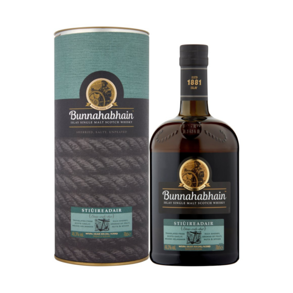 בונהאבן סטיורדר 700 מ"ל | Bunnahabhain Stiùireadair Islay Single Malt בונהאבן סטיורדר (Bunnahabhain Stiùireadair) – המבוטא כ-"סטיוּ-רֵה-דוּר" (משמעות השם בגאלית סקוטית היא "ההגנאי" או "הנתב" של הספינה, כמחווה ללוגו המלח המפורסם של המותג) – הוא וויסקי סקוטי סינגל מאלט יוקרתי ללא ציון גיל (NAS - No Age Statement). הוויסקי מיוצר במזקקת בונהאבן השוכנת בחלקו הצפוני והמבודד של האי איסלה (Islay) בסקוטלנד, ממש על גדות מצר הים. בדומה לגרסת ה-12 שנה של המזקקה, גם הסטיורדר מציג את האופי הייחודי והמעודן של המותג: שימוש בלתת שעורה לא כבולי (Unpeated malt) ובמי מעיינות תת-קרקעיים, מה שיוצר תזקיק נקי, רך ושמני שאינו דומיננטי בעשן וכבול. מהדורה זו פותחה על ידי המאסטר בלנדר כדי להדגיש את השפעת הים המקיף את המזקקה לצד העושר של חביות השרי. הוויסקי מורכב מממסך (בלנד) של תזקיקים ברמות יישון שונות שנבחרו בקפידה, אשר התבגרו כולם בחביות עץ אלון שהכילו יין שרי אולורוזו (Oloroso Sherry Casks) – הן חביות בשימוש ראשון (First-fill) והן חביות בשימוש שני (Second-fill). בהתאם למדיניות האיכות של בונהאבן, הוויסקי מבוקבק בחוזק אלכוהולי של 46.3%, ללא סינון בקירור (Non-Chill Filtered) וללא תוספת צבע מאכל (Natural Color), כדי לשמר את המרקם השמני הטבעי ועושר הטעמים של התזקיק. פרופיל טעם ומאפיינים ארומטיים ניחוח (Nose): פרופיל ארומטי מתוק, עשיר וים-תיכוני. ניחוחות בולטים של פירות יבשים (צימוקים ותמרים), סוכר חום וקרמל, המשולבים בצורה הרמונית עם ניואנסים של קליפת תפוז, הל, ורקע מובהק של מליחות ימית ואוויר חוף מרענן. טעם (Palate): גוף מלא, שמני וקטיפתי בחיך. בטעם מורגשת מתיקות עמוקה של שוקולד חלב, סוכריות טופי ואגוזים קלויים, המתחלפת במהירות במורכבות מתובלת של קינמון, ציפורן, רמזים של פלפל אנגלי ומליחות ים מעודנת המאזנת את השרי. סיומת (Finish): סיומת ארוכה, חמימה ומתמשכת. מותירה טעם לוואי נעים של פירות יבשים, עץ אלון מתובל, קקאו ותחושה מלוחה-מתוקה קלה בסוף. צבע: גוון זהב ענברי עמוק וטבעי לחלוטין (תוצר של יישון מלא בחביות שרי).