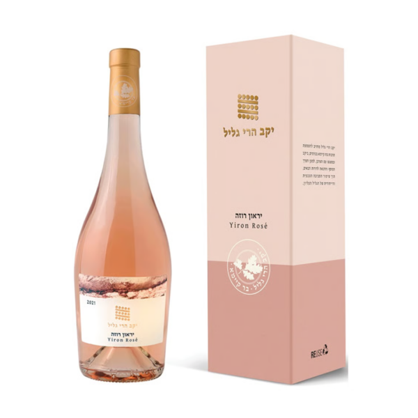 הרי גליל יראון רוזה 750 מ"ל | Galil Mountain Yiron Rosé יראון רוזה (Yiron Rosé) הוא יין רוזה יבש ויוקרתי המהווה חלק מסדרת הדגל והעילית "יראון" של יקב הרי גליל. היין מיוצר מענבים שנבחרו בקפידה מכרמים מובחרים הממוקמים בגליל העליון, אזור גידול היסטורי הנהנה מגובה רב (עד 800 מטר מעל פני הים), קרקע פורייה ואקלים קריר המאופיין בהפרשי טמפרטורות חדים בין היום ללילה. תנאים אלו מאפשרים הבשלה אופטימלית, אטית ומאוזנת של הענבים. היין מבוסס על שילוב זנים אדומים (לרוב מורכב בעיקרו מזן סירה / שיראז לצד נגיעות של זנים נוספים כגון גרנאש או קברנה סוביניון, בהתאם לבציר). תהליך הייצור מבוצע בסטנדרטים הגבוהים ביותר של סדרת יראון: הענבים עוברים סחיטה עדינה עם מגע קצר ומבוקר של התירוש עם הקליפות לשם מיצוי עדין של צבע וארומות, ולאחר מכן תסיסה אטית במכלי נירוסטה בטמפרטורה נמוכה לשמירה על הרעננות הטבעית והאופי המקורי של הפרי. פרופיל טעם ומאפיינים ארומטיים ניחוח (Aroma): פרופיל ארומטי אלגנטי ומורכב. ניחוחות עשירים של פירות יער אדומים טריים (תות שדה, פטל וחמוציות), בשילוב ניואנסים פרחוניים של פריחת הדרים ורמז עדין לתבלינים ים-תיכוניים. טעם (Palate): גוף בינוני, בעל מבנה רחב, מורכב וקטיפתי ביחס ליינות רוזה סטנדרטיים. בחיך מורגשת פירותיות אדומה ורעננה המאוזנת בצורה מדויקת על ידי חמיצות פריכה, חיונית ומעוררת. סיומת (Finish): סיומת ארוכה, נקייה, יבשה ומתובלת קלות, המותירה עקבות מרעננים של פירות קיץ ומינרליות מעודנת. צבע: גוון ורוד בהיר, צלול, סלמון אלגנטי ובוהק.