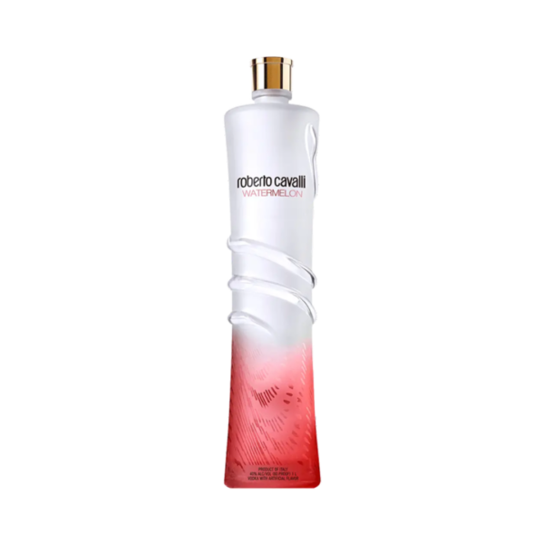 וודקה רוברטו קוואלי אבטיח 1 ליטר | Roberto Cavalli Watermelon Vodka וודקה רוברטו קוואלי אבטיח (Roberto Cavalli Watermelon) היא וודקה אולטרה-פרימיום בטעם פירותי המיוצרת באיטליה. משקה זה שייך לסדרת וודקות הטעמים של מותג האופנה והלייף-סטייל רוברטו קוואלי. היא מבוססת על הוודקה המקורית והנקייה של המותג, אשר אליה מתווספות תמציות טבעיות של פרי האבטיח. בקבוק ה-1 ליטר מעוצב בסגנון הייחודי של המותג, עם זכוכית חלבית ואלמנט הנחש המלופף, המאפיין את קווי העיצוב של קוואלי. בסיס הוודקה מיוצר מחיטה רכה ואיכותית הגדלה במחוז פיימונטה שבאיטליה, וממים טהורים שמקורם במעיינות של מורדות הר רוזה באלפים. לאחר תהליך הזיקוק המוקפד והסינון הייחודי דרך פתיתי שיש קרארה (Carrara Marble) להשגת מרקם חלק, משולבות בנוזל תמציות פרי אבטיח טבעיות ומרוכזות. תהליך זה מתבצע באופן שמספק פרופיל טעם פירותי ברור, תוך שמירה על הטוהר והשקיפות של התזקיק המקורי. מאפיינים ארומטיים ופרופיל טעם ניחוח (Aroma): פרופיל ארומטי רענן ומתוק, בעל ניו אנסים דומיננטיים ומובחנים של אבטיח טרי בשל. טעם (Palate): גוף עגול וחלק. בחיך מורגשת מתיקות פירותית טבעית של אבטיח, המאוזנת על ידי האופי הנקי והיבש של וודקת החיטה, ללא תחושת לוואי סירופית דומיננטית. סיומת (Finish): סיומת חלקה, נקייה ומרעננת, המותירה טעם פירותי קליל בפה. מראה: נוזל שקוף וצלול לחלוטין. הצעות הגשה בשל אופייה הקיצי והפירותי, הוודקה ורסטילית ומתאימה למגוון אפשרויות הגשה: משקאות קלים: שילוב פשוט ומרענן עם מי טוניק, סודה או לימונדה על בסיס קרח כתוש. קוקטיילים: בסיס אידיאלי לקוקטיילים פירותיים ומזגזגים, כגון גרסאות קיץ של "וודקה מרטיני" או קוקטיילים המשלבים מיצי הדרים ונענע. הגשה קפואה: שתייה ישירה כשהמשקה קפוא לחלוטין (Chilled Shot).