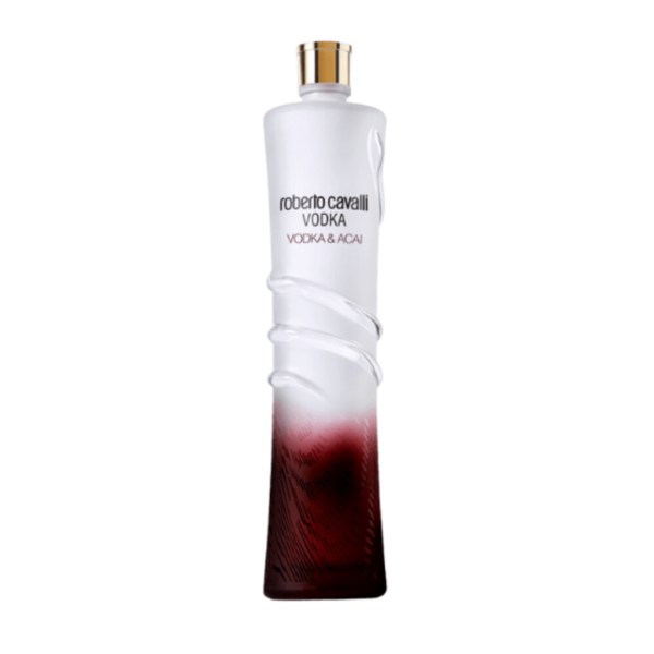 וודקה רוברטו קוואלי אסאי 1 ליטר | Roberto Cavalli Acai Vodka וודקה רוברטו קוואלי אסאי (Roberto Cavalli Acai) היא וודקה אולטרה-פרימיום בטעם פירותי המיוצרת כולה באיטליה. משקה זה הוא חלק מסדרת וודקות הטעמים היוקרתית של מותג העל רוברטו קוואלי, והוא משלב את הוודקה הנקייה והקלאסית של המותג עם תמציות טבעיות של פרי האסאי (Acai) – פרי יער טרופי שמקורו באזור האמזונס ומתאפיין בפרופיל טעם עשיר של פירות כהים. בקבוק ה-1 ליטר מעוצב בזכוכית ייחודית המציגה את אלמנט הנחש המלופף, המזוהה עם קווי האופנה של המעצב. בסיס הוודקה מיוצר מ-100% חיטה רכה ואיכותית הגדלה בעמק נהר הפו במחוז פיימונטה, ובמים זכים בעלי תכולת מינרלים נמוכה ממעיינות מורדות הר רוזה שבאולימפוס האיטלקי. לאחר תהליך הזיקוק המוקפד, הנוזל עובר סינון ייחודי דרך פתיתי שיש קרארה (Carrara Marble) המעניק לו מרקם חלק במיוחד. בשלב הסופי משולבות בנוזל תמציות פרי אסאי טבעיות ומרוכזות, המעניקות לוודקה את אופייה הפירותי הייחודי תוך שמירה על הסטנדרטים הגבוהים של התזקיק המקורי. מאפיינים ארומטיים ופרופיל טעם ניחוח (Aroma): פרופיל ארומטי עשיר ומזמין של פירות יער כהים, עם נוכחות בולטת של אסאי ונגיעות עדינות של פירות טרופיים מתקתקים. טעם (Palate): גוף עגול, רך וקטיפתי. בחיך מורגש שילוב מאוזן בין המתיקות הטבעית של האסאי לבין האופי הנקי והיבש של וודקת החיטה, ללא מתיקות סירופית מוגזמת. סיומת (Finish): סיומת חלקה, ממושכת ונקייה, המותירה טעם לוואי פירותי ורענן של פירות יער. מראה: נוזל צלול לחלוטין, המיוצר ללא תוספת צבעי מאכל מלאכותיים.