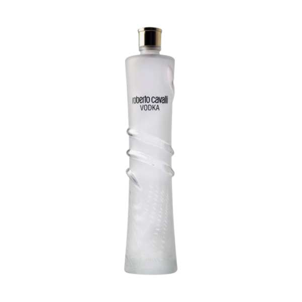 וודקה רוברטו קוואלי | Roberto Cavalli Vodka וודקה רוברטו קוואלי (Roberto Cavalli Vodka) היא וודקה אולטרה-פרימיום המיוצרת כולה באיטליה, והיא הוודקה הראשונה שיוצרה במדינה זו תחת סיווג הפרימיום הגבוה. המשקה נקרא על שמו ובעיצובו של מעצב האופנה האיטלקי הנודע רוברטו קוואלי, והוא מייצג שילוב בין מסורת זיקוק איטלקית קפדנית לחומרי גלם מקומיים מובחרים. הבקבוק עצמו מתאפיין בעיצוב ייחודי עם אלמנט של נחש המלופף סביבו, המזוהה עם קווי האופנה של המעצב. תהליך הייצור של הוויסקי מתבסס על חומרי גלם איטלקיים בלבד: החיטה: חיטה איכותית ורכה הגדלה בעמקים שבהם פוגשים האלפים הדרום-מערביים את נהר הפו (Po Valley) במחוז פיימונטה, העשירה בעמילן טבעי. המים: מים טהורים בעלי תכולת מינרלים נמוכה במיוחד, שמקורם במעיינות הטבעיים של מורדות הר רוזה (Monte Rosa). הסינון: לאחר תהליך הזיקוק המוקפד, הנוזל עובר סינון ייחודי דרך פתיתי שיש קרארה איטלקי (Carrara Marble), תהליך התורם להשגת דרגת טוהר מקסימלית ולניטרול חומציות, ומעניק לוודקה את מרקמה החלק. מאפיינים ארומטיים ופרופיל טעם ניחוח (Aroma): פרופיל ארומטי נקי, ניטרלי וצלול, עם רמז עדין מאוד של הדרים וחיטה מתקתקה. טעם (Palate): גוף עגול, רך וקטיפתי באופן יוצא דופן. בחיך מורגשת מתיקות טבעית ומעודנת של דגנים, ללא צריבה אלכוהולית דומיננטית. סיומת (Finish): סיומת חלקה, ארוכה ונקייה, המותירה תחושה יבשה ורכה בפה. מראה: נוזל שקוף וצלול לחלוטין.